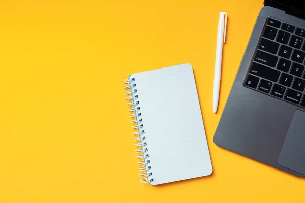 Prázdný Bílý Spirálový Zápisník Notebooku Žlutém Pozadí Horní Pohled Rozumím — Stock fotografie