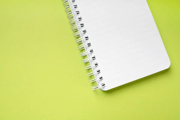 Mockup Prázdný Jarní Notebook Čerstvém Zeleném Pozadí Kopírovacím Prostorem — Stock fotografie