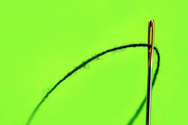 Thread Needle Eye Close Green Background — Stock Photo, Image