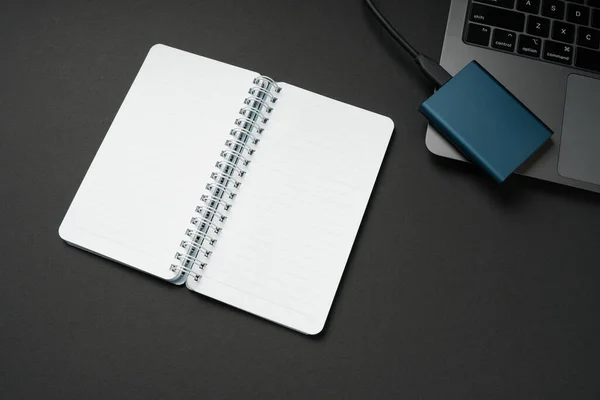 Prázdný Bílý Spirálový Zápisník Notebooku Ssd Disk Stole Horní Pohled — Stock fotografie