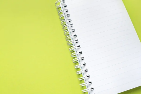 Mockup Prázdný Jarní Notebook Kopírovacím Prostorem Čerstvém Zeleném Pozadí — Stock fotografie