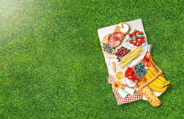 Bahçede, doğada, masada piknik yapmak. Üst Manzara. Boşluğu kopyala.