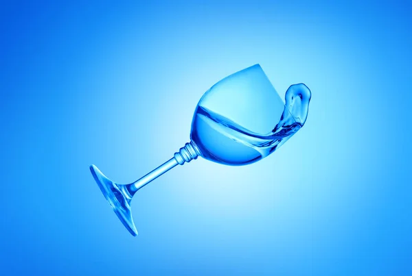 Caindo Vidro Água Fundo Azul Bela Água Respingo Perto — Fotografia de Stock