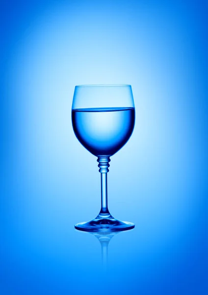 Verre Eau Sur Fond Bleu Photographie Verticale — Photo