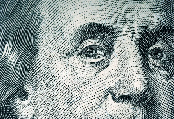 Benjamin Franklin 'in gözleri 100 dolarlık banknotun üzerinde. Makro fotoğrafçılık.