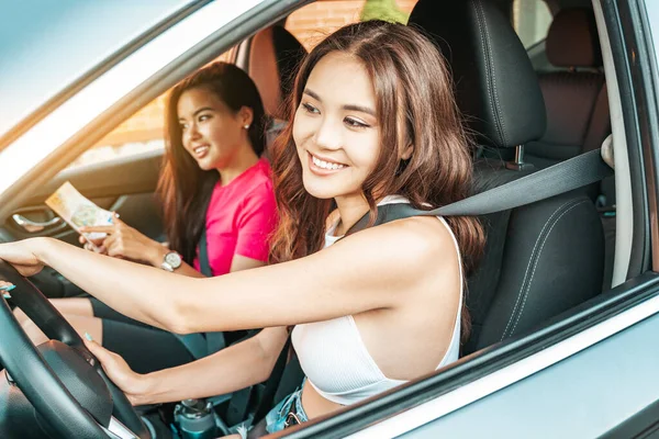 Belle Ragazze Asiatiche Migliori Amici Durante Una Vacanza Road Trip — Foto Stock