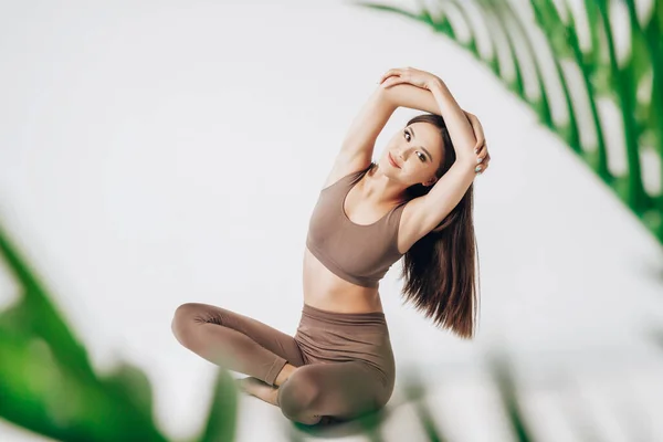Pretty Brunette Woman Sportswear Practicing Yoga Bright Yoga Studio Athletic — Stock Fotó