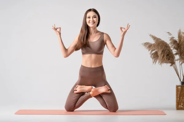 Yoga Studio Fit Asian Woman Sportswear Practicing Yoga Keeping Balance — Stock fotografie