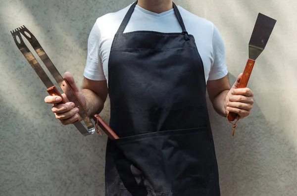 Man Wearing Black Chef Apron Holding Barbecue Tools Bbq Tongs — Foto Stock