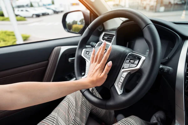 Female Hand Honking Beeping Modern Car — Foto de Stock