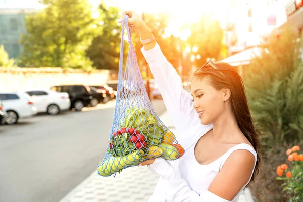 Beautiful Asian Woman Holding Mesh Bag Filled Greens Vegetables Healthy — Foto de Stock