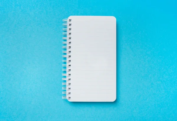 Mockup Prázdný Jarní Notebook Kopírovacím Prostorem Modrém Pozadí — Stock fotografie