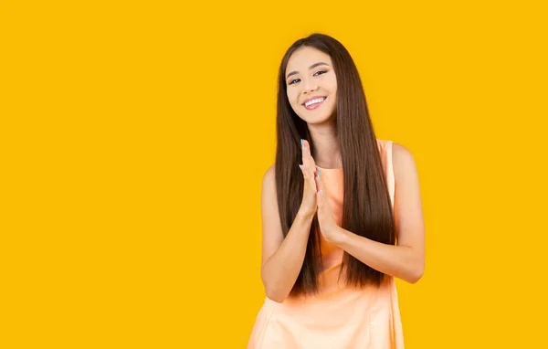 Glimlachen Aziatisch Meisje Wrijven Handen Een Gele Achtergrond — Stockfoto