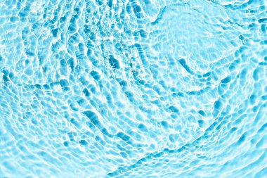 Şeffaf mavi su dokusu arka plan, güneş ışınları yansıması olan su yüzeyi, yüksek çözünürlük.