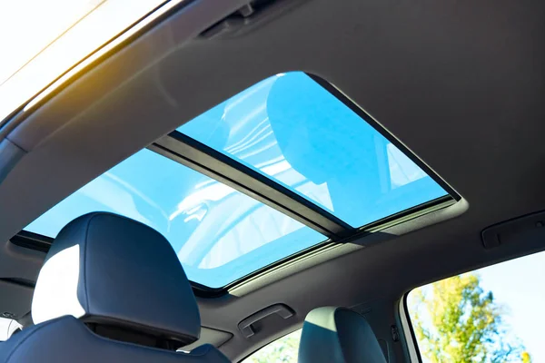 Automobilowy Panoramiczny Szklany Dach Nowoczesnym Samochodzie Widok Błękitnego Nieba — Zdjęcie stockowe