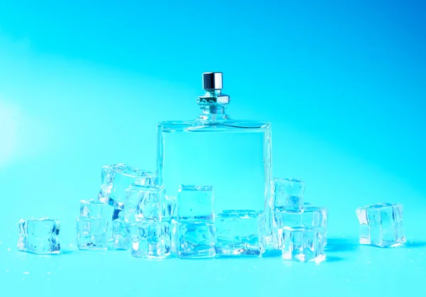Bottiglia Profumo Trasparente Cubetti Ghiaccio Sfondo Blu — Foto Stock