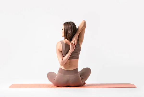 Güzel Genç Asyalı Kadın Yoga Odasında Gerinerek Sağlık Egzersizleri Yapıyor — Stok fotoğraf