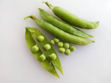 Beyaz Kesme Tahtasında Taze Yeşil Bezelyeler