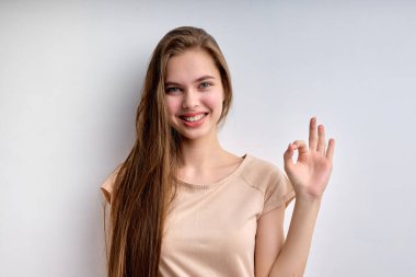 Her şey yoluna girecek. Uzun saçlı iyimser genç kız iyi bir jest yapacak.