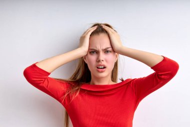 Kafası karışmış Kafkas dişisi şaşkınlıktan ağzı açık kalmış, sıkıntılı hisseder.