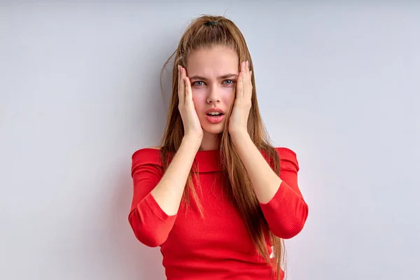 Afbeelding van teleurgesteld Kaukasische tiener meisje met lang haar fronsen en uiten verontwaardiging — Stockfoto