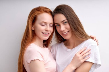 İki genç, seksi, havalı, havalı nesil z kadınları Igbtq lezbiyen çift çıkıyorlar, sarılıyorlar.