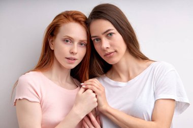Nazik, seksi, şık, havalı nesil z kadınları Igbtq lezbiyen çift çıkıyor, sarılıyorlar.