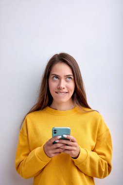 Sevimli beyaz kadın erkek arkadaşıyla sohbet ederken düşünüyor, flört ediyor.