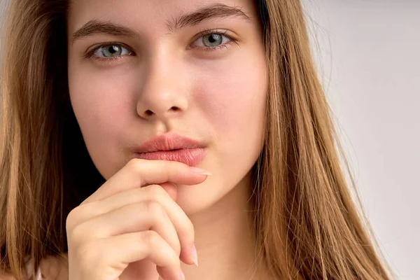 Entzückende kaukasische Teenager Mädchen Gesicht Nahaufnahme Foto, Blick in die Kamera nachdenklich — Stockfoto