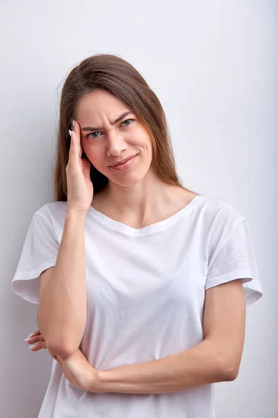 Portrait de jeune femme caucasienne se demandant, maux de tête avec anxieux, pas heureux — Photo