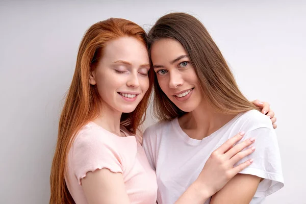 Dwa młody sexy stylowy chłodny pokolenie z kobiety lgbtq lesbijskie para randki, przytulanie — Zdjęcie stockowe