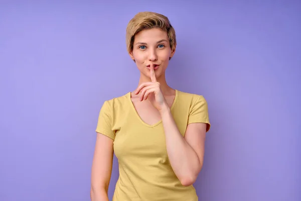 Mooie blanke vrouw die haar vinger op de mond houdt en vraagt om stil te zijn, zwijg dan. — Stockfoto