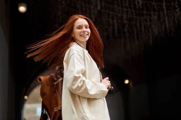 Öppensinnad vänlig trendig ung rödhårig kvinna med varmt leende promenader, njuter — Stockfoto