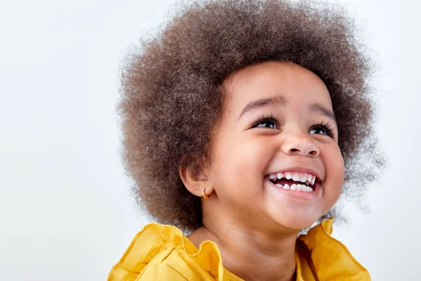 Animado pouco afro preto menina isolado no branco estúdio fundo, se divertindo — Fotografia de Stock