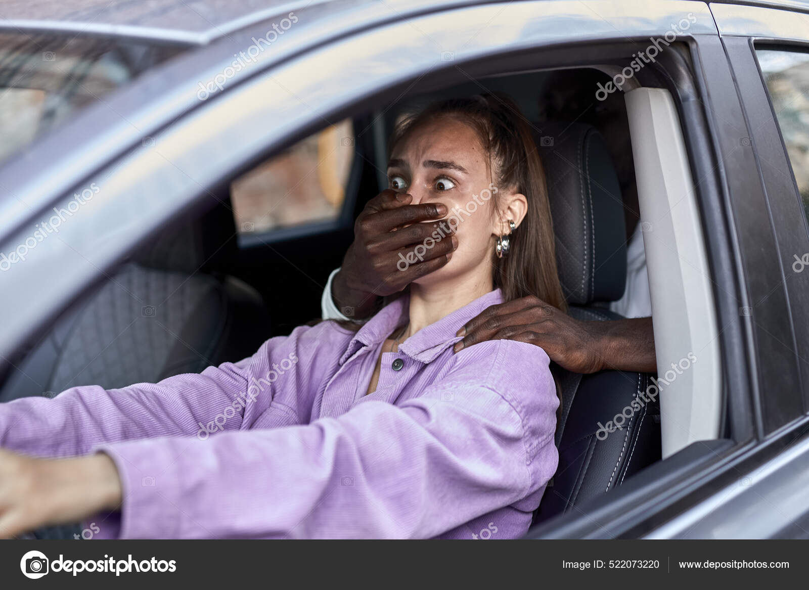 無防備な女性 アフリカ人男性は駐車場で無防備な白人女性を攻撃した。認識できない強姦魔 — ストック写真 © ufabizphoto #522073220