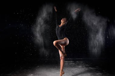 Toz veya toz kullanarak sanatsal dans pozu. Yetenekli Güzel, dışavurumcu balerin