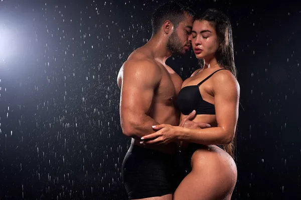 Hombre y mujer caucásicos tentadores sin camisa abrazos, sensación de deseo, húmedo y sexy — Foto de Stock