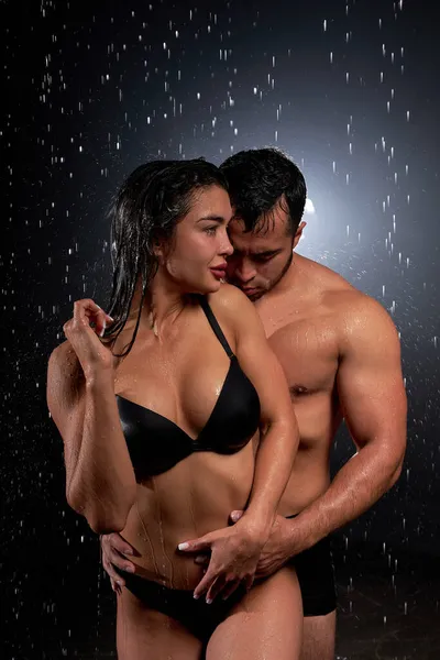 Vonzó kaukázusi félmeztelen férfi és nő szerelmes, amelynek szenvedélyes pillanat — Stock Fotó