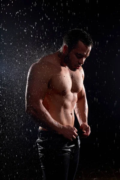 Potente modelo masculino sexy con cuerpo muscular, atleta con grandes músculos posando en la cámara — Foto de Stock