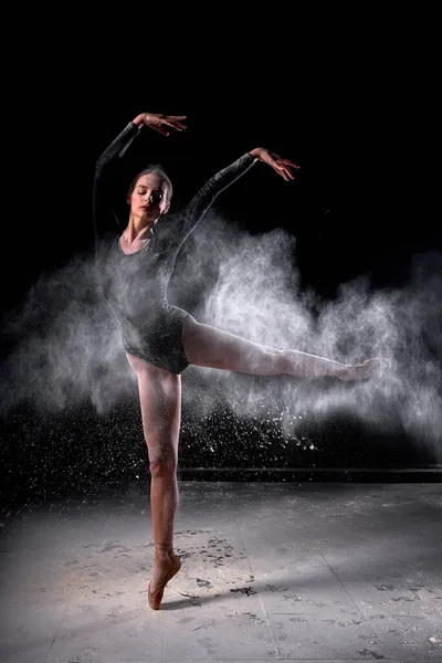 Bailarina flexible posando bailando graciosamente en estudio con nube de polvo, harina. — Foto de Stock