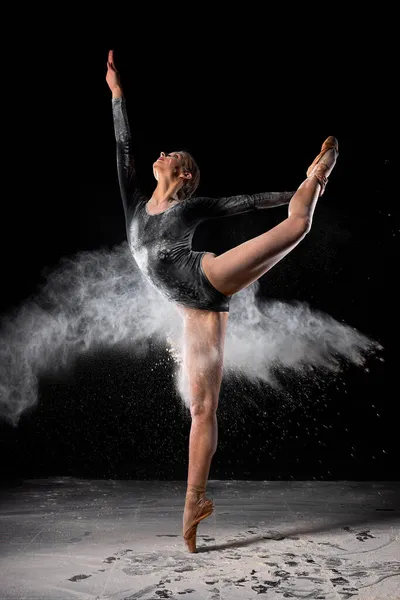 밀가루로 춤을 추는 거죠. 젊고 아름다운 여성 이 먼지 속에서 춤을 춘다 — 스톡 사진