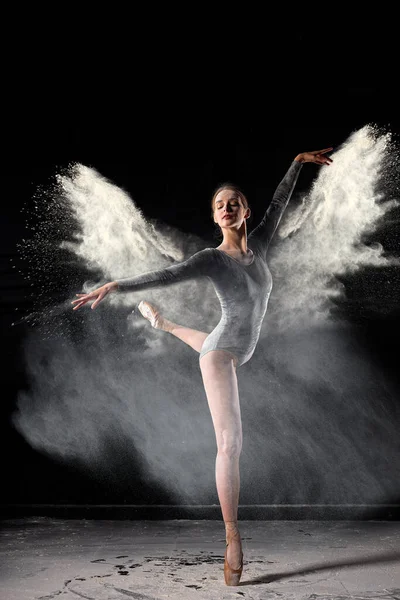 Portrait de jeune femme caucasienne en poudre de farine dansant gracieusement, isolé — Photo