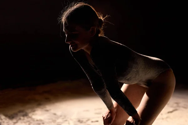 Retrato de una joven bailarina de ballet caucásica descansando, cansada —  Fotos de Stock