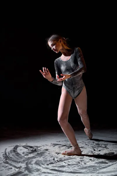 Tanec v moučném konceptu. Kavkazská krásná dospělá tanečnice v prachu, mlha — Stock fotografie