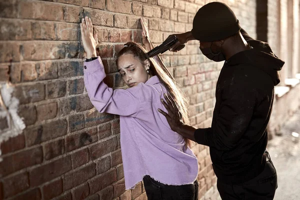 Ladrão negro homem armado assaltar mulher por arma na rua, feminino é tão assustado, rosto chocado — Fotografia de Stock