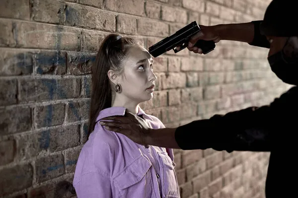 Αφρικανός επιθετικός άντρας κρατάει μια νεαρή λευκή γυναίκα, βίαιο σεξουαλικό έγκλημα — Φωτογραφία Αρχείου