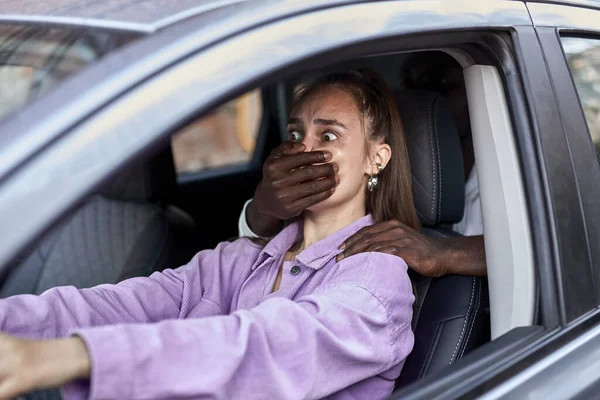 Hombre africano atacó a mujer caucásica indefensa en el estacionamiento. Violador irreconocible — Foto de Stock