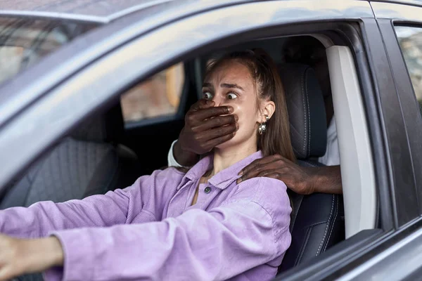 L'uomo africano ha attaccato una donna caucasica indifesa nel parcheggio. Stupratore irriconoscibile — Foto Stock