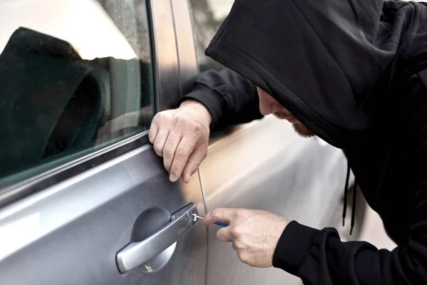 Ladrón de coches robar auto romper la puerta ladrón de trabajo criminal Secuestros, ladrón de coches jóvenes al aire libre — Foto de Stock