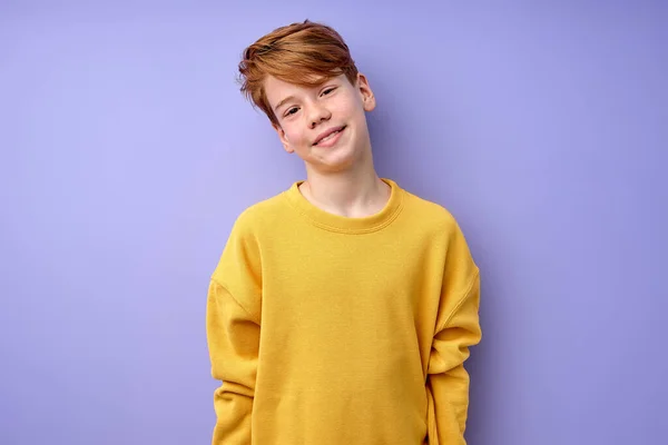 Tímido caucásico adolescente mirando cámara, sonriendo, aislado en púrpura — Foto de Stock